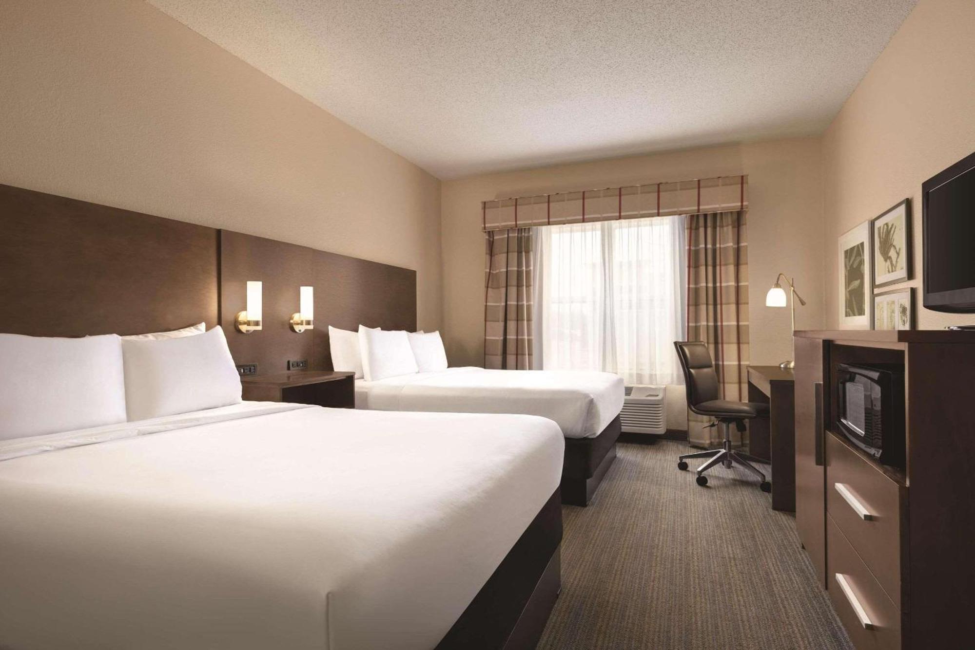 Hotel Country & By Radisson, Forest Lake, Mn Forest Lake