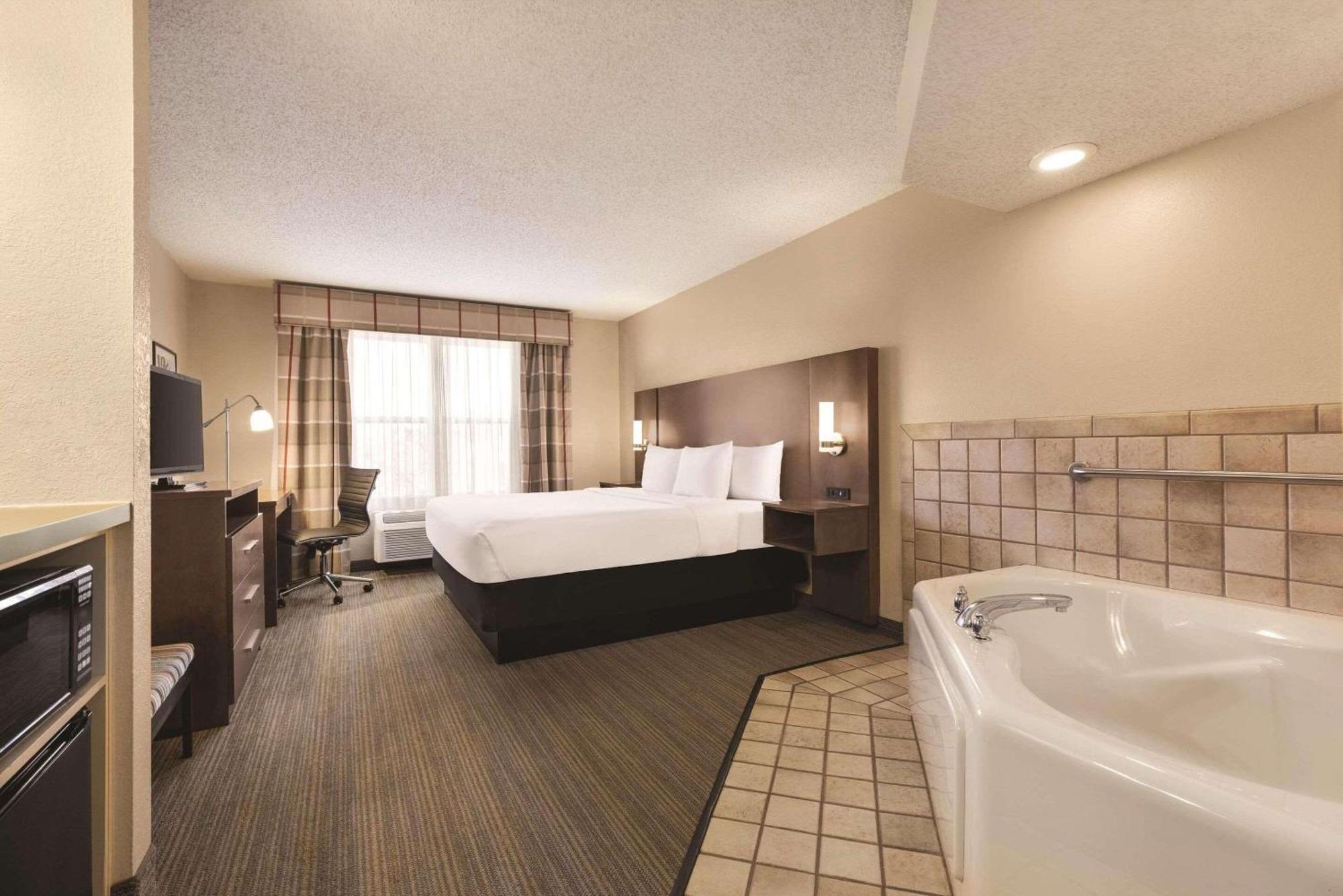 Country & By Radisson, Forest Lake, Mn 3*